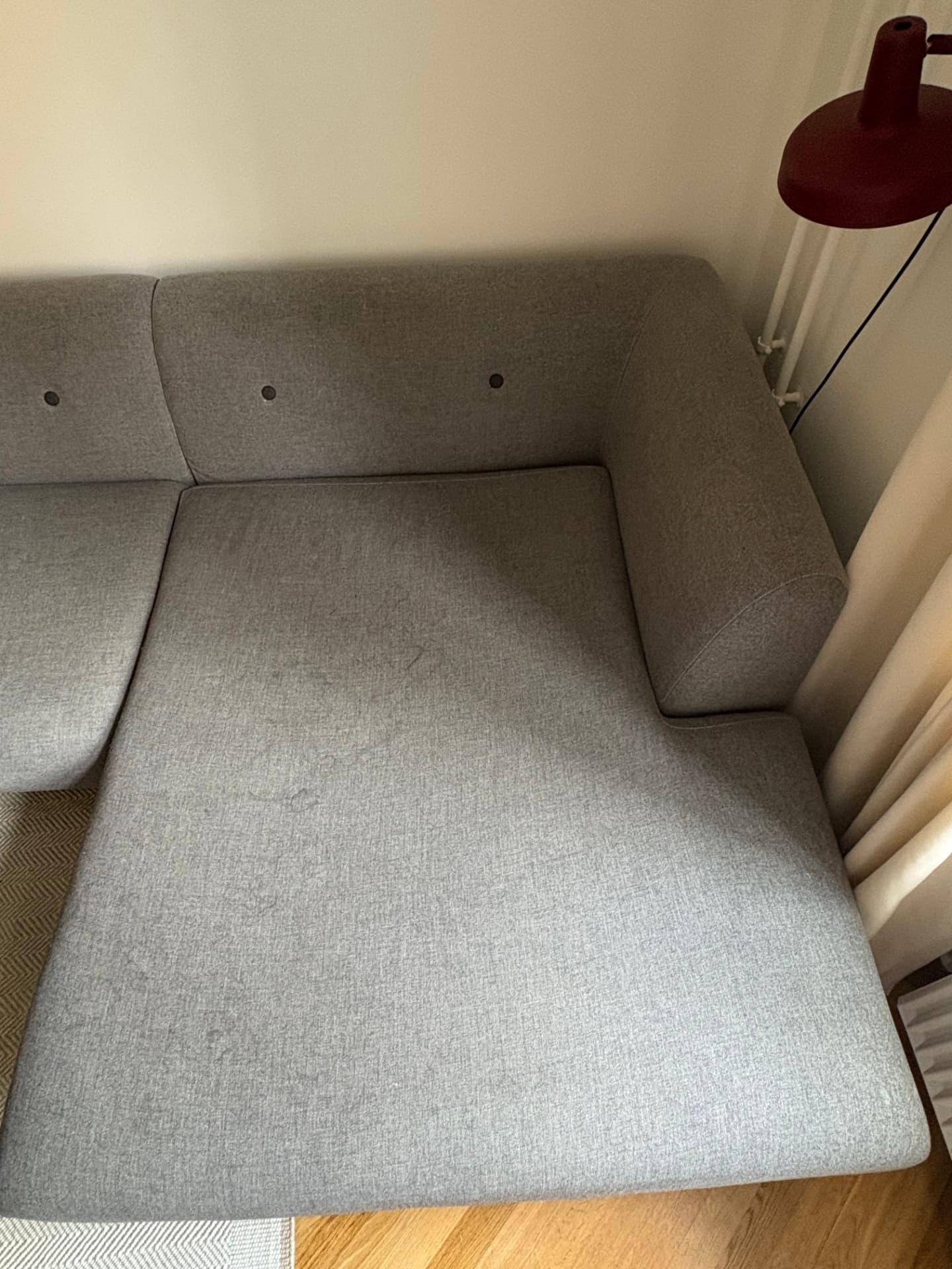 Grå sofa før professionel rens
